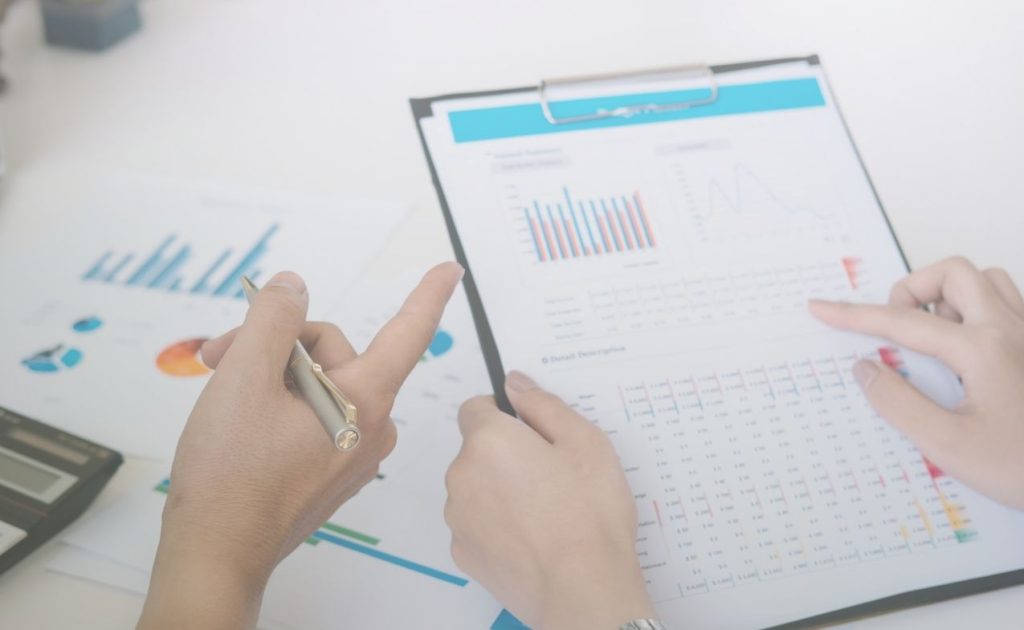 e-ticaret rakip analizi için grafiklerle dolu bir raporu inceleniyor